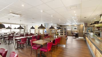 Se sirven comidas, cenas y cocina local e internacional