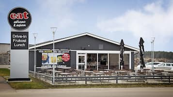 Serveert lunch en diner, lokale en internationale gerechten