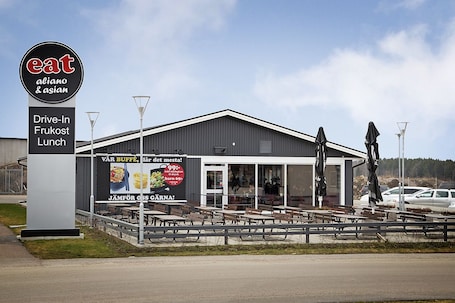 Menyajikan hidangan lokal dan internasional