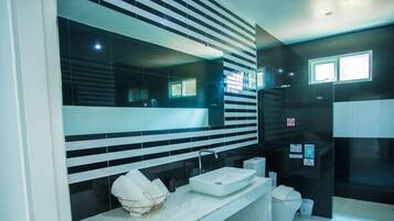 Deluxe Double Room, 1 Double Bed, Garden View | Bathroom | Shower, free toiletries, hair dryer, towels