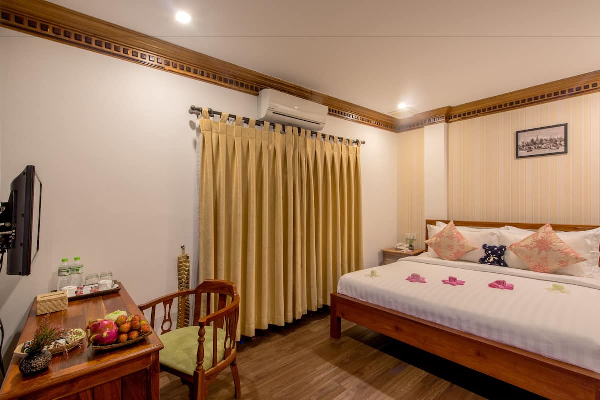 Minibar, in-room safe, desk, blackout curtains