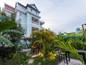 Garden view - Emily and Nana Lodge (Siem Reap)