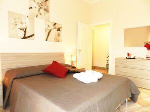 2 habitaciones, escritorio, tabla de planchar con plancha y wifi gratis 