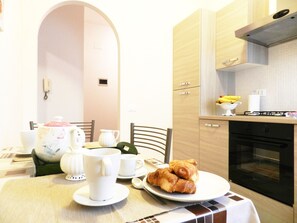 Refrigerador con freezer, horno, placa de cocina, cafetera expreso