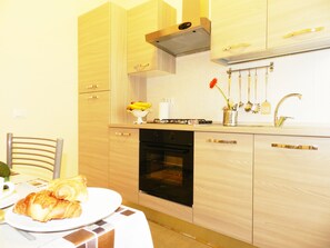 Apartamento, 2 habitaciones | Cocina privada | Frigorífico grande, horno, placa de cocina y máquina de café espresso