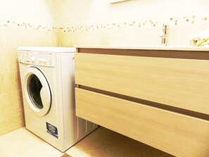 Apartment, 2 Bedrooms | Bathroom amenities