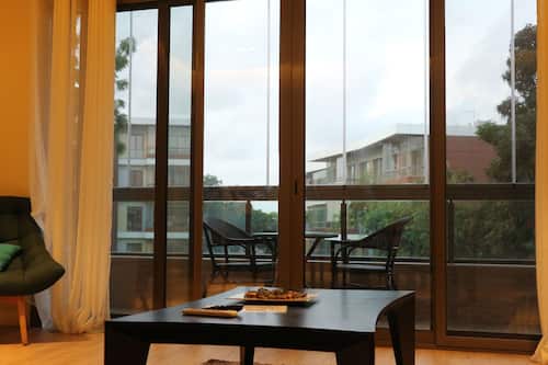 Appartement luxueux, 3 chambres, baignoire | Aire de séjour | Téléviseur au plasma, films payants