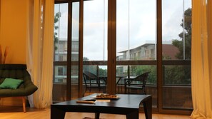 Luxury Apartment, 3 Bedrooms, Bathtub | Living area