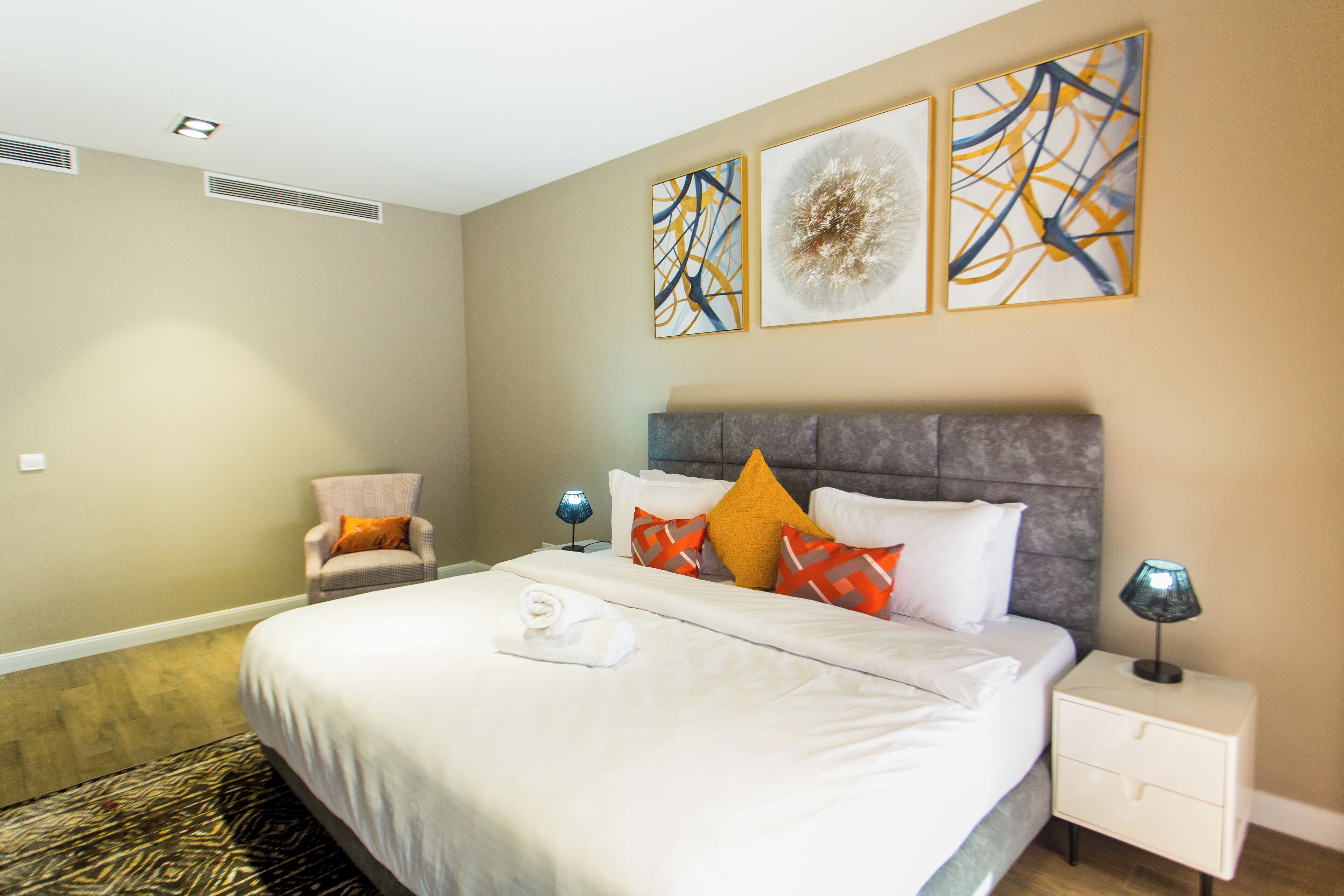 Literie de qualité supérieure, décoration personnalisée, bureau