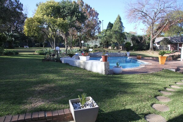 Outdoor pool - Private Cottages (Sandton)