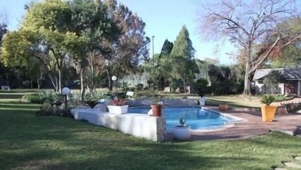 Outdoor pool - Private Cottages (Sandton)