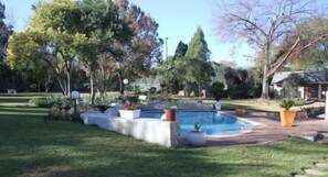 Outdoor pool - Private Cottages (Sandton)