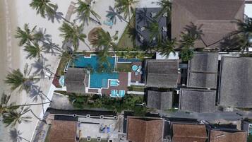 Experience a tropical ambiance at this compact hotel, surrounded by lush palm trees and a central swimming pool.