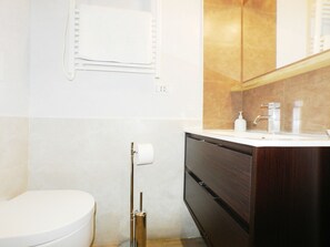 Apartment, 1 Bedroom | Bathroom | Shower, free toiletries, hair dryer, bidet