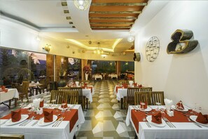 Café da manhã, almoço e jantar; culinária local 