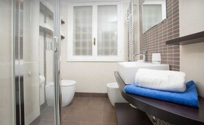 Appartement, 1 chambre, balcon | Salle de bain