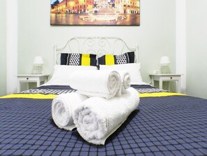 Apartment, 1 Bedroom, Balcony | 1 bedroom, individually decorated, individually furnished, desk - Longhi Holidays House (Rome)