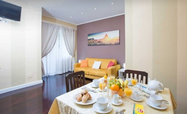 Apartment, 1 Bedroom, Balcony | In-room dining - Longhi Holidays House (Rome)
