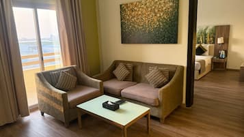 Deluxe-suite | Minibar, pengeskab på værelset, skrivebord, strygejern/strygebræt