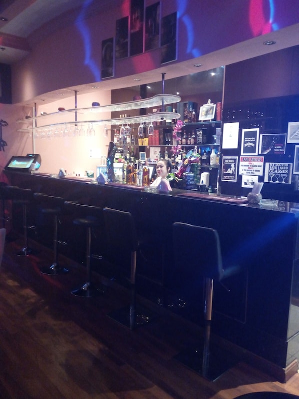 2 bars/lounges