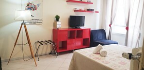 1 bedroom, individually decorated, individually furnished, desk