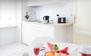 Full-sized fridge, oven, stovetop, espresso maker