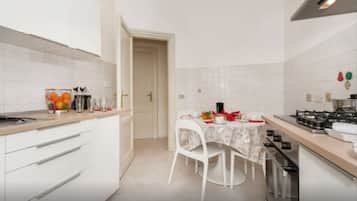 Geladeira grande, fogão, cooktop, máquina de café expresso