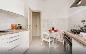 Full-sized fridge, oven, stovetop, espresso maker - Re Di Roma House (Rome)
