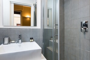 Basic Double Room | Bathroom | Free toiletries, hair dryer, towels - Maison Brunetti (Rome)