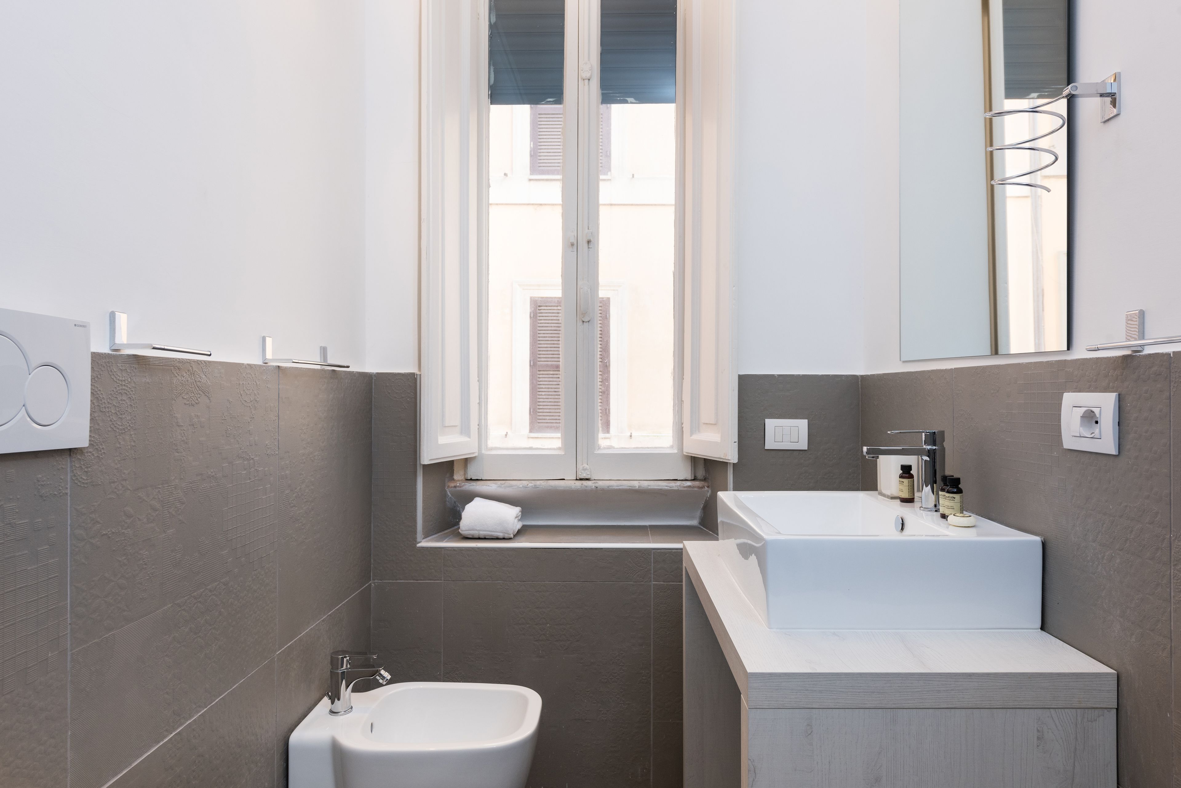 Deluxe Double Room | Bathroom | Free toiletries, hair dryer, towels
