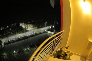 Quarto casal standard | Cofres nos quartos, escrivaninha, ferros/tábuas de passar roupa