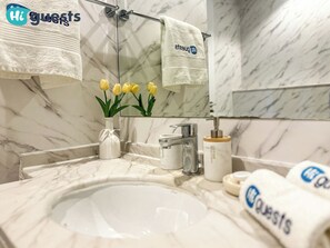 Design Apartment, 1 Bedroom | Bathroom | Free toiletries, hair dryer, towels