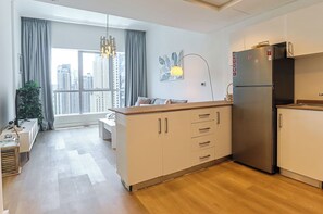 Fridge, microwave, oven, stovetop - HiGuests - Bay central (Dubai)
