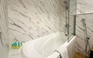 Design Apartment, 1 Bedroom | Bathroom | Free toiletries, hair dryer, towels - HiGuests - Bay central (Dubai)