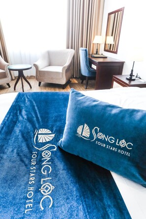 Premium bedding, minibar, desk, soundproofing - Song Loc Luxury (Ha Long)