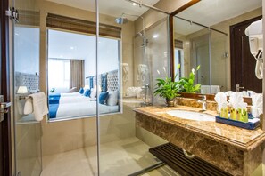 Quarto triplo luxo | Banheiro | Chuveiro, produtos de toalete grátis, secador de cabelo 