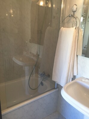 Combined shower/bathtub, towels