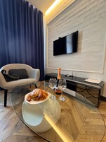 Suite junior | Ropa de cama de alta calidad, edredones de plumas, minibar y caja fuerte