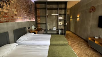 Ropa de cama de alta calidad, edredones de plumas, minibar y caja fuerte