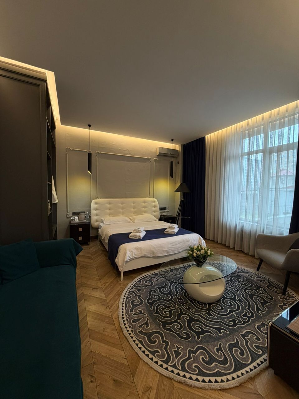 أغطية فراش متميزة وألحفة محشوة بالريش وميني بار وخزنة داخل الغرفة