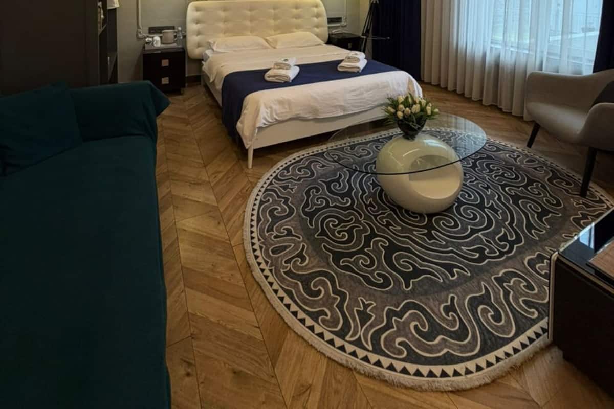 جناح جونيور | أغطية فراش متميزة وألحفة محشوة بالريش وميني بار وخزنة داخل الغرفة