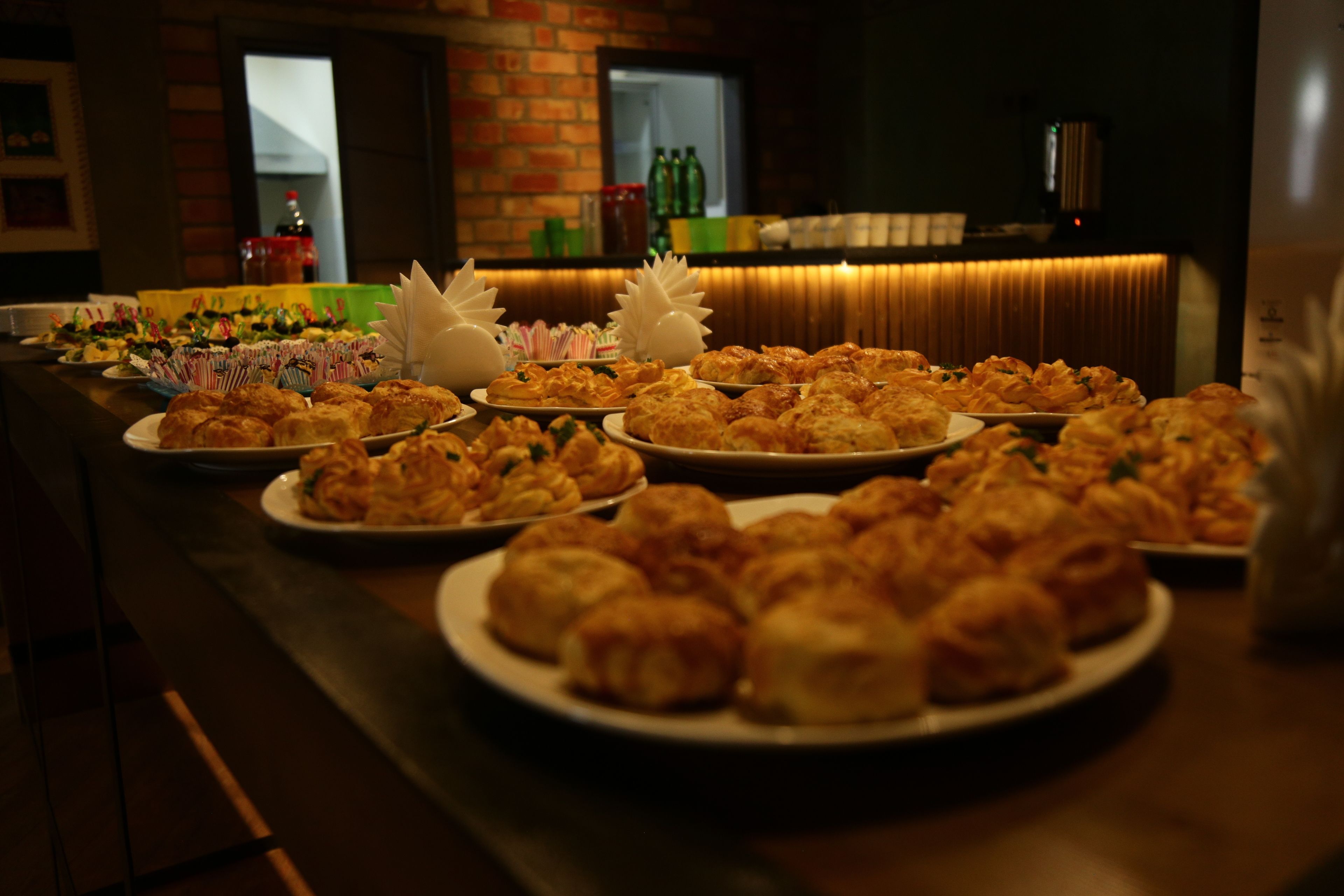 Une table de buffet proposant une variété de pâtisseries et de desserts.