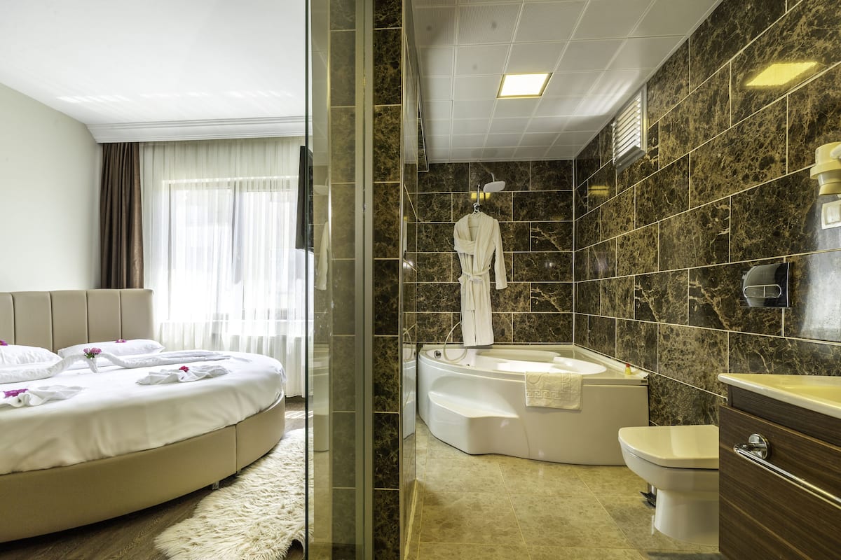 Suite de luna de miel | Baño | Amenidades de baño gratuitas, secadora de cabello, pantuflas, toallas