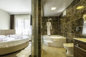 Honeymoon Suite | Bilik Mandi | Kelengkapan dandanan diri percuma, pengering rambut, selipar 