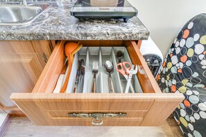 舒適開放式客房, 1 張標準雙人床及 1 張梳化床 | 客房設施服務