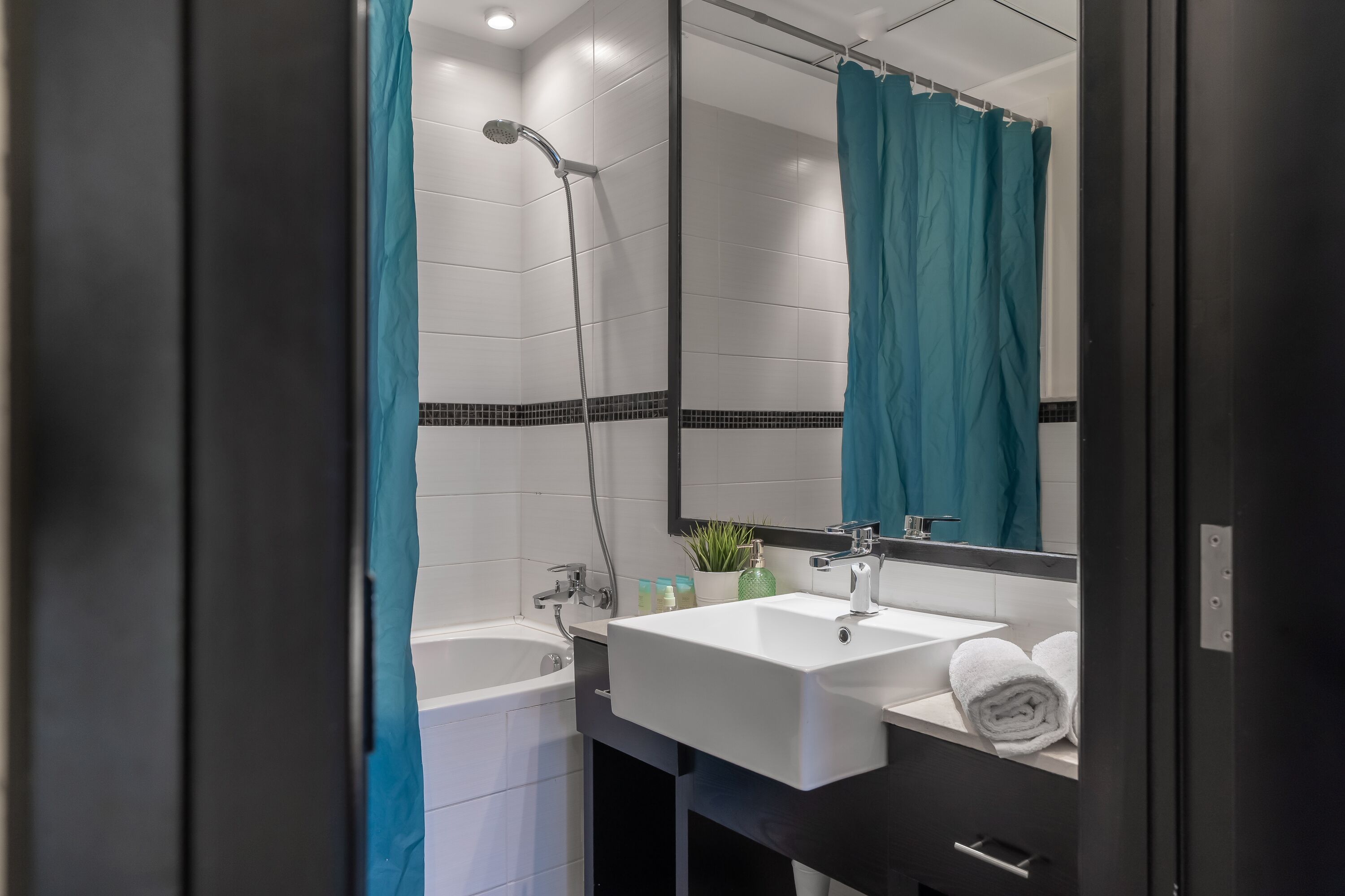 高级开间, 1 张大床, 城市景观 | 浴室 | 淋浴设施、免费洗浴用品、吹风机、拖鞋