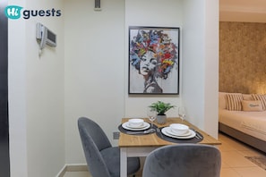 Superior Studio, 1 Queen Bed, City View | Dining room