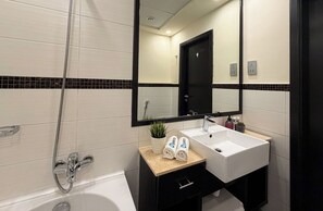 Superior Studio, 1 Queen Bed, City View | Bathroom