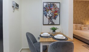 Superior Studio, 1 Queen Bed, City View | Dining room