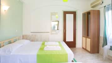 Chambre Triple, salle de bains commune, vue jardin